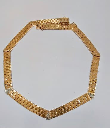 UNA GARGANTILLA DE ORO ADORNOS DE ORO BLANCO CON BRILLANTES QTE. 0.12 TOTAL APROX. DEFECTOS. PESO 57