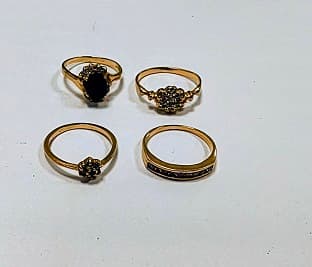 CUATRO ANILLOS DE ORO CON PIEDRAS HIALINAS Y DE COLOR. PESO 7 GRS. TOTAL APROX. MEDIDAS 14.5, 15, 15.5 Y 17 APROX.