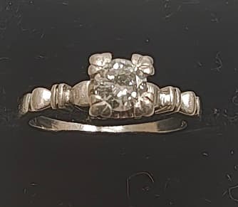 UN ANILLO SOLITARIIO DE PLATINO CON BRILLANTE QTE. 0.35 APROX. DEFECTOS. PESO 4.2 GRS. TOTAL APROX. MEDIDA