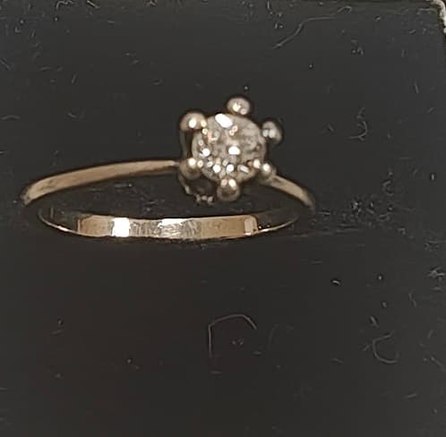 UN ANILLO DE ORO BLANCO CON BRILLANTE QTE. 0.20 APROX. DEFECTOS. PESO 2.7 GRS. MEDIDA 14 APROX.