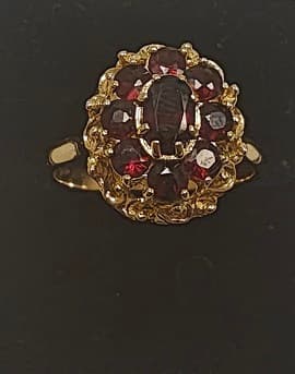 UN ANILLO DE ORO LABRADO Y CALADO CON PIEDRAS DE COLOR. PESO 4.2 GRS. TOTAL APROX. MEDIDA 17.5 APROX.