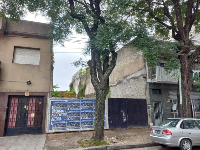 TERRENO SITUADO EN AVENIDA BRASIL N° 3219 – PARQUE PATRICIOS – C.A.B.A. - SE TRATA DE UN TERRENO BALDÍO, CONSIDERADO LIBRE DE MEJORAS. ZONIFICACIÓN CÓDIGO URBANÍSTICO: USAM. MEDIDAS: S/ FICHA PARCELARIA: MIDE 8,68M DE FRENTE SOBRE AV. BRASIL AL SE; 34,77M EN SU LATERAL AL NE; 8,66M DE CONTRAFRENTE AL NO; Y 34,67M EN SU OTRO LATERAL AL SO CERRANDO EL POLÍGONO. SUPERFICIE: 301,02M2. NOMENCLATURA CATASTRAL: CIRCUNSCRIPCIÓN: 2, SECCIÓN: 32, MANZANA: 74, PARCELA: 27. Todos los pagos se realizan en pesos conforme cotización dólar BNA.