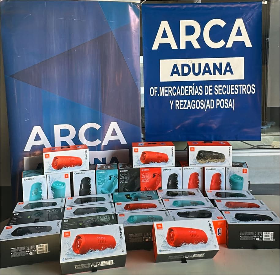 UN PARLANTE JBL MOD. CHARGE 5- FUNCIONAMIENTO SIN CONTROLAR - SE VENDEN EN EL ESTADO EN QUE SE ENCUENTRAN Y EXHIBEN. 25046GSM000362