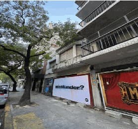 El inmueble se encuentra ubicado en la calle Jerónimo Salguero 1709/11 en una zona urbana consolidada de la Ciudad Autónoma de Buenos Aires, con edificaciones residenciales en altura y comercios en planta baja. Se trata de un terreno urbano con una construcción desarrollada en planta baja y primer piso. Medidas y orientación del terreno. 7,70m. con frente al NO lindando con calle Salguero, 14,00m. sobre LDP al SO lindando con parcela 1a, 15,60m. sobre LDP al NE lindando con /parte de la parcela 33 y por último cerrando el polígono 7,85m. al contrafrente con orientación SE lindando con parte de la parcela 2. Superficie total: 115,60 m². Nomenclatura Catastral Circunscripción: 18, Sección: 19, Manzana: 126, Parcela: 1b Sup. Terreno: 115,60 m²
