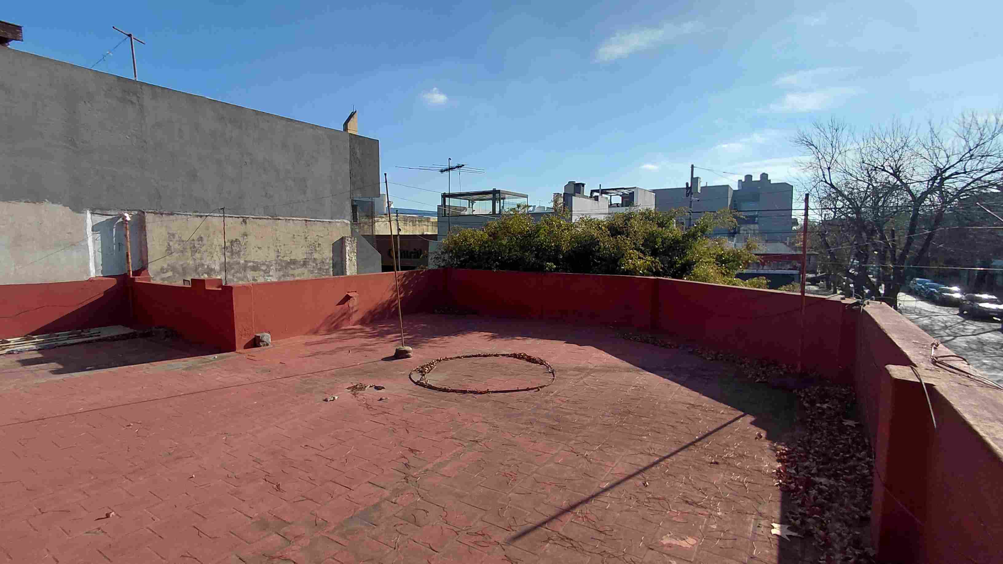 Ubicada en Santa Tome 5102, esquina Cervantes, C.A.B.A. Se trata de una vivienda unifamiliar y local comercial desarrollada en planta baja. Cuenta con ingreso sobre la calle Cervantes a través de un patio techado con uso funcional de cochera. La distribución interior comprende baño, comedor, cocina comedor, tres dormitorios y terraza accesible con parrilla. Asimismo, dispone de un local comercial con frente a la vía pública, emplazado sobre ochava, lo que le otorga exposición desde ambos frentes y una adecuada relación visual con el espacio público. Superficies: Sup. Cub.: 149,00 m², terreno: 136,00 m². Circunscripción: 15, Sección: 87, Manzana: 017A, Parcela: 001