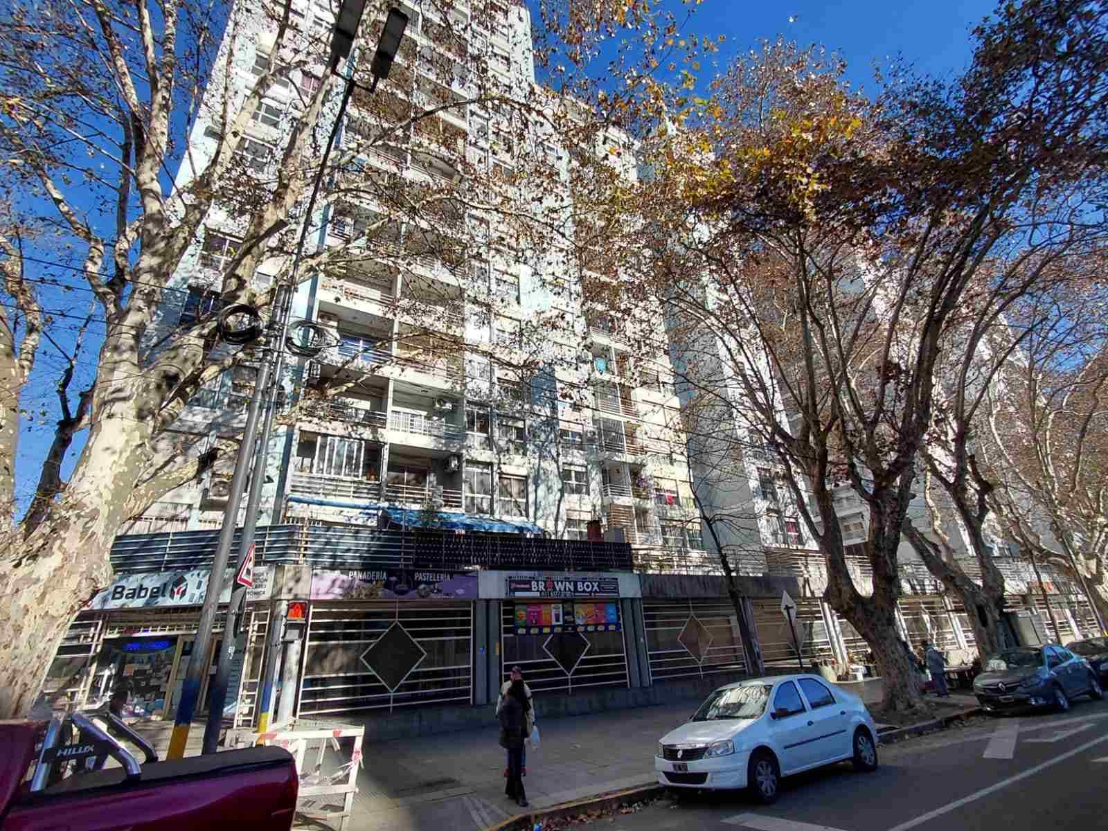 Edificio ubicado en Av. Alte. Brown 235/85, piso 11 Dto. D, UF. 590. Con ingreso por calle Tomás Liberti N.º 425, se trata de un departamento de dos ambientes ubicado al contrafrente, en el undécimo piso, identificado con la letra “D”. La unidad consta de estar-comedor con salida al balcón, cocina (sin ningún artefacto ni muebles) con acceso al mismo balcón, un dormitorio y un baño completo. Superficie: Cubierta: 38,83 m2, semicubierta: 1,48 m2, balcón: 0,77 m2. Total UF 590: 41,08 m2. Circunscripción: 4, Sección: 6, Manzana: 6l, Parcela: 1v