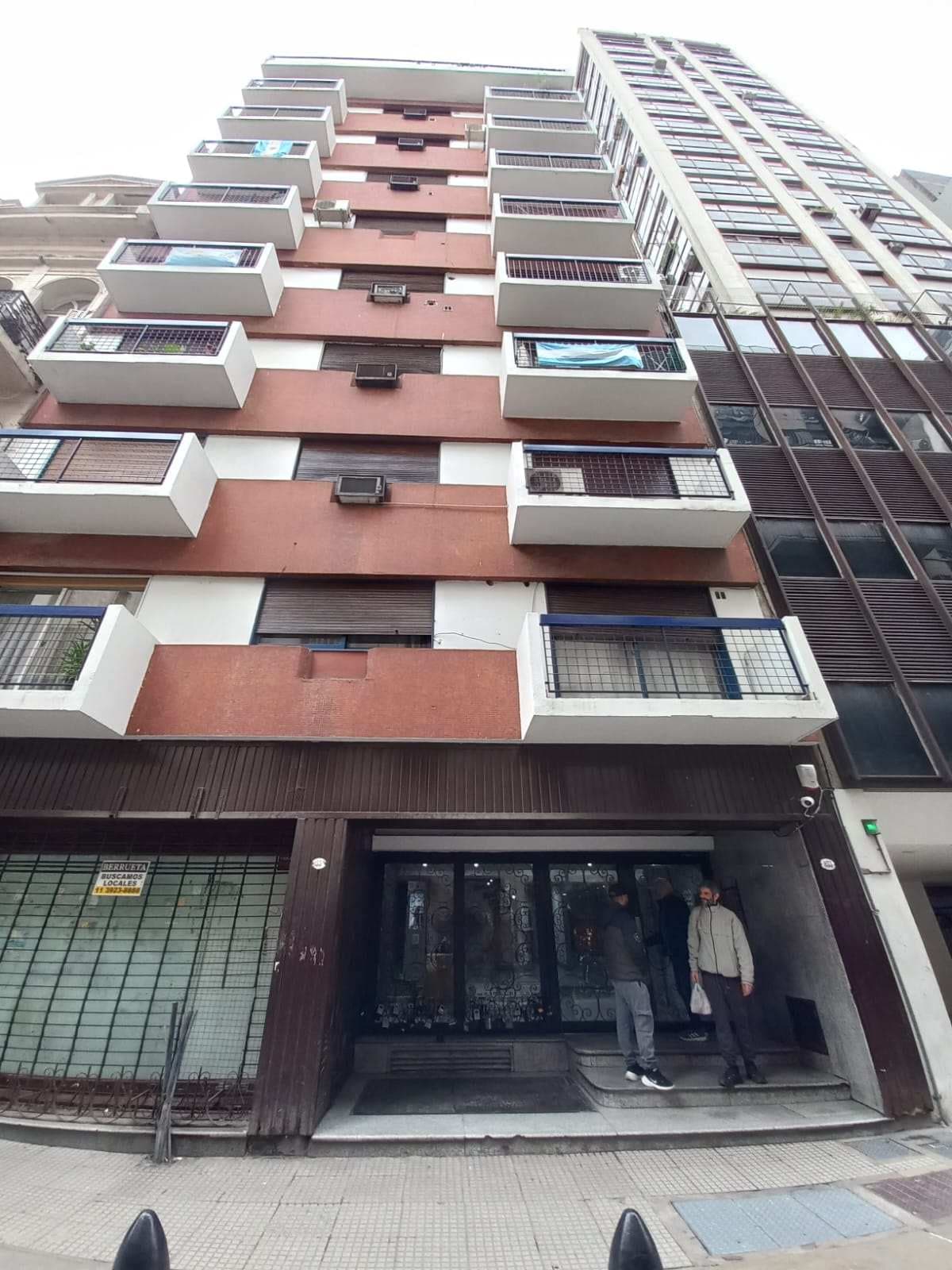 Edificio ubicado en Esmeralda 853, C.A.B.A. Se trata de un departamento interno en el tercer piso Dto. 58, UF. 58. Consta de un ambiente lateral, al cual se accede a través de un hall. Ventila al exterior a través del patio interno. Tiene una cocina integrada. No tiene placard. Posee baño completo. Superficie: cubierta: 24,29 m2. Circunscripción: 20, Sección: 3, Manzana: 34, Parcela: 16