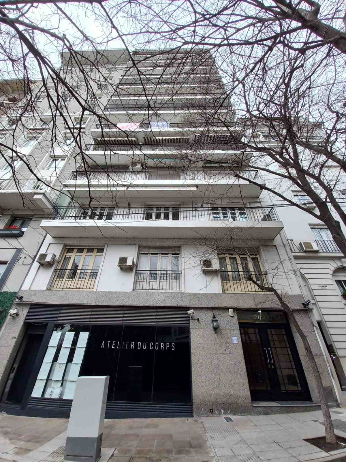 En calle Eduardo Schiaffino 2179/83, piso 7 Dto. B, UF. 21, C.A.B.A. Se trata de un departamento de tres ambientes y dependencia de servicio, ubicado al lateral en piso 7. A la unidad se accede a través de un hall, a continuación se encuentra el living-comedor, el cual mediante un pasillo distribuidor se comunica con dormitorio principal, un segundo dormitorio y un baño completo. La propiedad cuenta con cocina independiente, que conecta al área de servicio con una habitación y baño con ducha. Superficie: Cubierta: 67,59 m², Semicubierta: 1,30 m². Total 68,89 m2. Circunscripción: 19, Sección: 11, Manzana: 68A, Parcela: 56