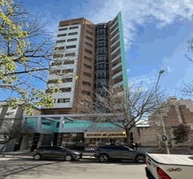 En calle 11 de Abril 250, Bahia Blanca, Pcia. de Bs. As. La unidad se ubica en el Piso 7° y consta de palier privado, living comedor con balcón al frente, cocina lavadero, baño de servicio, comedor diario hacia el contrafrente, 2 dormitorios compartiendo un baño completo, más el dormitorio principal en suite con vestidor y baño propio. COCHERA: 2/24 AVAS PARTES DE LA UF13. La cochera correspondiente (N°7) se localiza en el nivel inferior de las plantas de estacionamiento. SUPERFICIE: UF 7: 160 m2