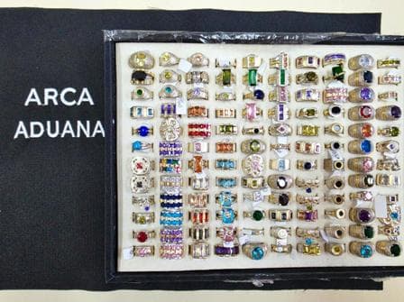 "1275 PIEZAS DE JOYERIA SEGÚN DETALLE: 60 ANILLOS DE PLATA - 24 ANILLOS DE PLATA Y PIEDRA - 243 ANILLOS DE ORO Y PLATA - 199 ANILLOS DE ORO, PLATA Y PIEDRA - 3 ROSARIOS DE PLATA - 36 AROS DE PLATA - 23 AROS DE PLATA Y PIEDRA - 35 AROS DE PLATA Y ORO - 19 AROS DE ORO, PLATA Y PIEDRA - 44 PULSERAS ESCLAVA DE PLATA - 24 PULSERAS ESCLAVAS DE PLATA CON APLIQUE DE ORO - 4 PULSERAS DE PLATA CON PIEDRA Y ORO - 25 PULSERAS DE PLATA CON APLIQUE DE ORO - 253 PULSERAS DE PLATA - 27 PULSERAS DE PLATA CON APLIQUE DE ORO - 12 DIJES DE PLATA, PIEDRA Y ORO – 15 DIJES DE PLATA Y PIEDRA - 78 DIJES DE PLATA - 122 DIJES DE PLATA Y ORO - 29 DIJES DE PLATA CON PIEDRA SINTETICO / CON UN PESO APROXIMADO DE: 7,150 kg.