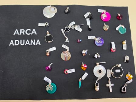"141 PIEZAS DE BIJOUTERIE SEGÚN DETALLE: 10 ANILLOS ORIGEN SINTETICO - 81 AROS SINTETICOS – 50 DIJES FANTASIA