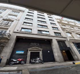 Tte. Gral. Juan D. Peron 338/346 UF 15 C.A.B.A. Semipiso al contra frente a nivel del 1er piso de planta libre destinado a oficina. Cuenta con recepción, área de trabajo, despachos, office, cuatro baños para ambos sexos. Superficie: cubierta: 407,53 M2, descubierta: 38 M2. Circunscripción: 14, Sección: 1, Manzana: 42, Parcela: 4