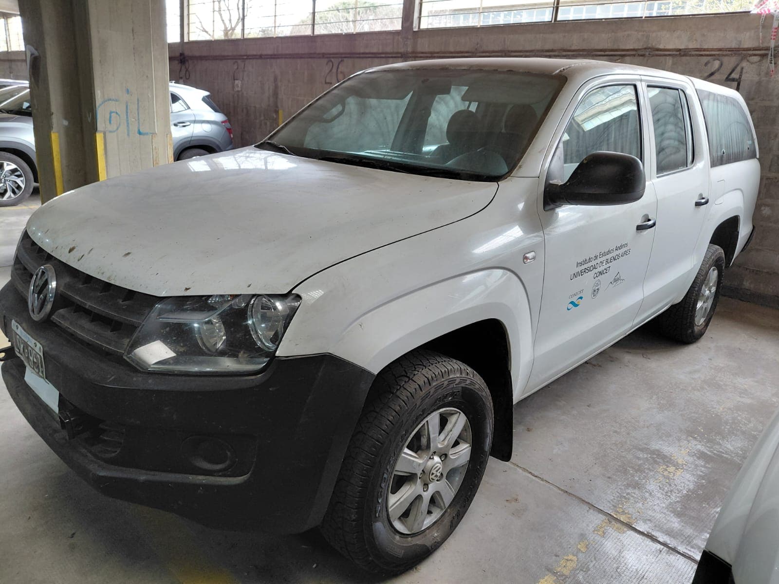 UNA CAMIONETA, USADA, SIN FUNCIONAR, MARCA VOLKSWAGEN, MODELO AMAROK 2.0L TDI 122 CV 093, MOTOR NRO. CDB 021776, CHASIS NRO. 8AWDD42H5CA041456, MODELO AÑO 2012, TIPO PICK-UP DOBLE CABINA, COMBUSTIBLE DIESEL. POSEE: BOMBA INYECTORA, ALTERNADOR, MOTOR DE ARRANQUE, RADIADOR, SERVOFRENO, TABLERO DE INSTRUMENTOS, CALEFACTOR, EQUIPO DE AIRE ACONDICIONADO, RADIO, CAJA DE VELOCIDADES, DOS DIFERENCIALES, DIRECCIÓN, CINCO RUEDAS ARMADAS CON CUBIERTAS DE USO Y CUPULA CON VENTANA REBATIBLE TRASERA. CON DETERIOROS GENERALES, AVERÍAS, DESARMES E INCOMPLETO. DOMINIO LGK951.