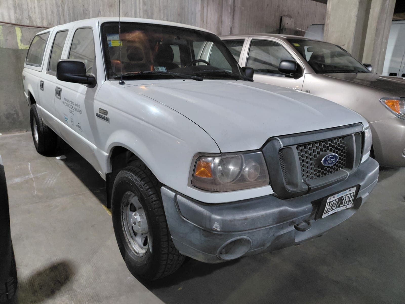 UNA CAMIONETA, USADA, FUNCIONANDO, MARCA FORD, MODELO RANGER DC 4X4 XL PLUS 3.0L D, MOTOR NRO. C34261795, CHASIS NRO 8AFER13P99J190634, MODELO AÑO 2008, TIPO PICK-UP DOBLE CABINA, COMBUSTIBLE DIESEL. POSEE: TABLERO DE INSTRUMENTOS, CALEFACTOR, EQUIPO DE AIRE ACONDICIONADO, RADIO CON REPRODUCTOR DE CD, CAJA DE VELOCIDADES MANUAL, DOS DIFERENCIALES, DIRECCIÓN, CINCO RUEDAS ARMADAS CON CUBIERTAS DE USO Y CUPULA CON VENTANA REBATIBLE TRASERA. CON DETERIOROS GENERALES, AVERÍAS, DESARMES E INCOMPLETO. DOMINIO HOQ389.- KILOMETRAJE 231122.-