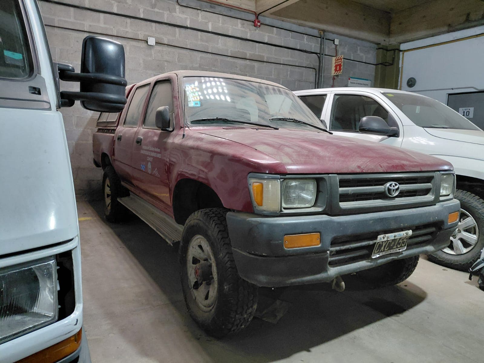UNA CAMIONETA, USADA, SIN FUNCIONAR, MARCA TOYOTA, MODELO HILUX 4X4 CABINA DOBLE DLX, MOTOR NRO. RPA 548193, CHASIS NRO 8AJ33LNA3X9321120, MODELO AÑO 1999, TIPO PICK-UP (DOBLE CABINA), COMBUSTIBLE DIESEL. POSEE: BOMBA INYECTORA, ALTERNADOR, MOTOR DE ARRANQUE, SERVO FRENO, TABLERO DE INSTRUMENTOS, CALEFACTOR, EQUIPO DE AIRE ACONDICIONADO, RADIO CON PASACASETE, CAJA DE VELOCIDADES, REDUCTORA, DOS DIFERENCIALES, DIRECCIÓN, CINCO RUEDAS ARMADAS CON CUBIERTAS DE USO Y CÚPULA CON VENTANA REBATIBLE TRASERA. CON DETERIOROS GENERALES, AVERÍAS, DESARMES E INCOMPLETO. DOMINIO CXC155.-