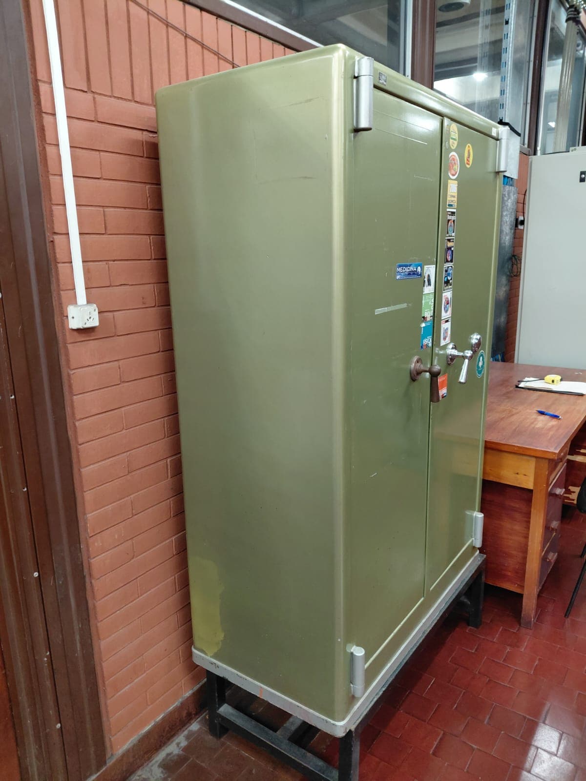 UN ARMARIO DE SEGURIDAD DE ESTRUCTURA METÁLICA (TIPO CAJA FUERTE), POSEE: LLAVES, DOS PUERTAS BATIENTES, CERRADURA, DOBLE MANIJA Y COMPARTIMIENTO INTERNO CON PUERTA Y CERRADURA. DIMENSIONES APROX. 1.50M DE ALTURA X 1M DE FRENTE X 0.50M DE PROFUNDIDAD. BIEN USADO, CON DETERIOROS GENERALES E INCOMPLETO.-