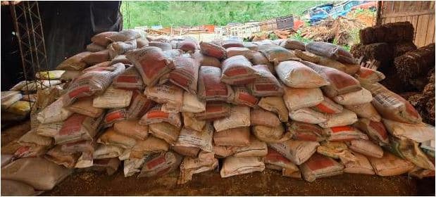 34.300 KGS APROXIMADAMENTE DE GRANOS DE POROTO DE SOJA, ACONDICIONADOS EN 686 BOLSAS DE DISTINTOS TAMAÑOS. EN LAS CONDICIONES DE ALMACENAMIENTO QUE SE ENCUENTREN. NO APTOS PARA CONSUMO HUMANO. SOLO APTOS PARA UTILIZAR COMO GRANO-INSUMO EN LA FABRICACIÓN DE ALIMENTOS BALANCEADOS PARA USO VACUNO, AVÍCOLA, PORCINO, OVINO, ETC. - SE VENDEN EN EL ESTADO EN QUE SE ENCUENTRAN Y EXHIBEN.