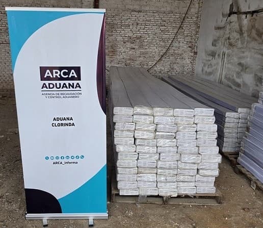120 PAQUETES DE MACHIMBRES PVC P/ CIELO RASO QUE CONTIENE 10 PIEZAS CADA UNO DE 0,8cmX20cmX400cm (8m2). SE VENDEN EN EL ESTADO EN QUE SE ENCUENTRAN Y EXHIBEN. 26012GSM000297