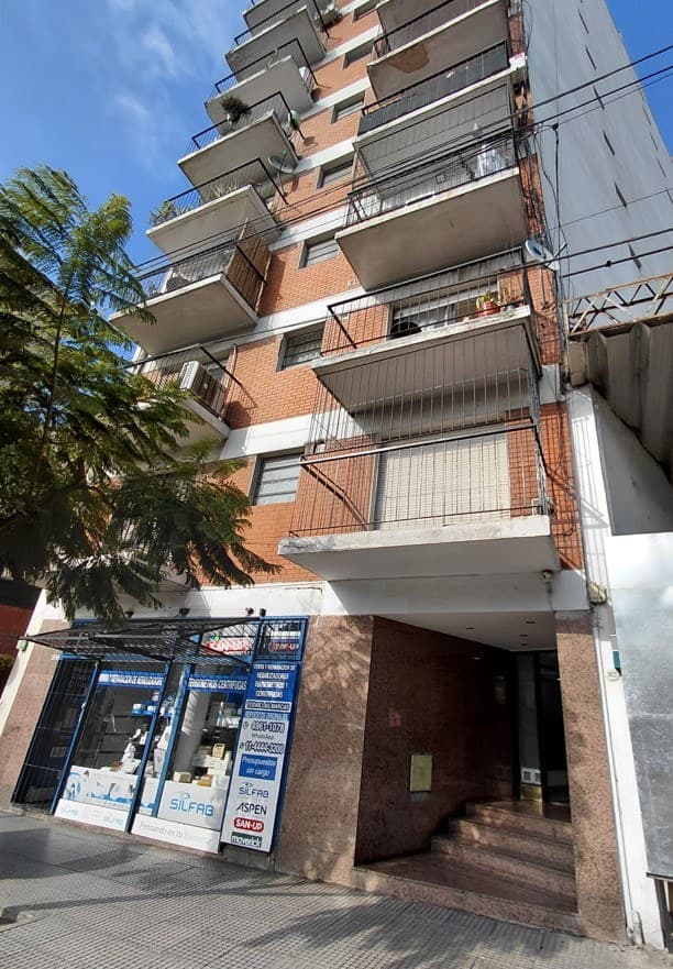 En Av. Cordoba 2858/60, Dto. 121, UF. 121, CABA. El departamento se ubica en el piso 14, con disposición lateral al aire y luz. Conforme al plano de mensura, la unidad se identifica internamente con el N° 121, número que también se encuentra consignado en su puerta de acceso. La unidad se compone de ambiente único con salida a balcón corrido, cocina y baño. Se observó un cerramiento de aluminio y vidrio sobre el balcón, el cual no fue considerado, por no encontrarse representado en el plano de mensura consultado. Superficie: Cubierta: 27,43 m2.-Descubierta: 9,75 m2. Total U.F. 121: 37,18 m2. Circunscripción: C9, Sección: 13, Manzana: 75, Parcela: 8