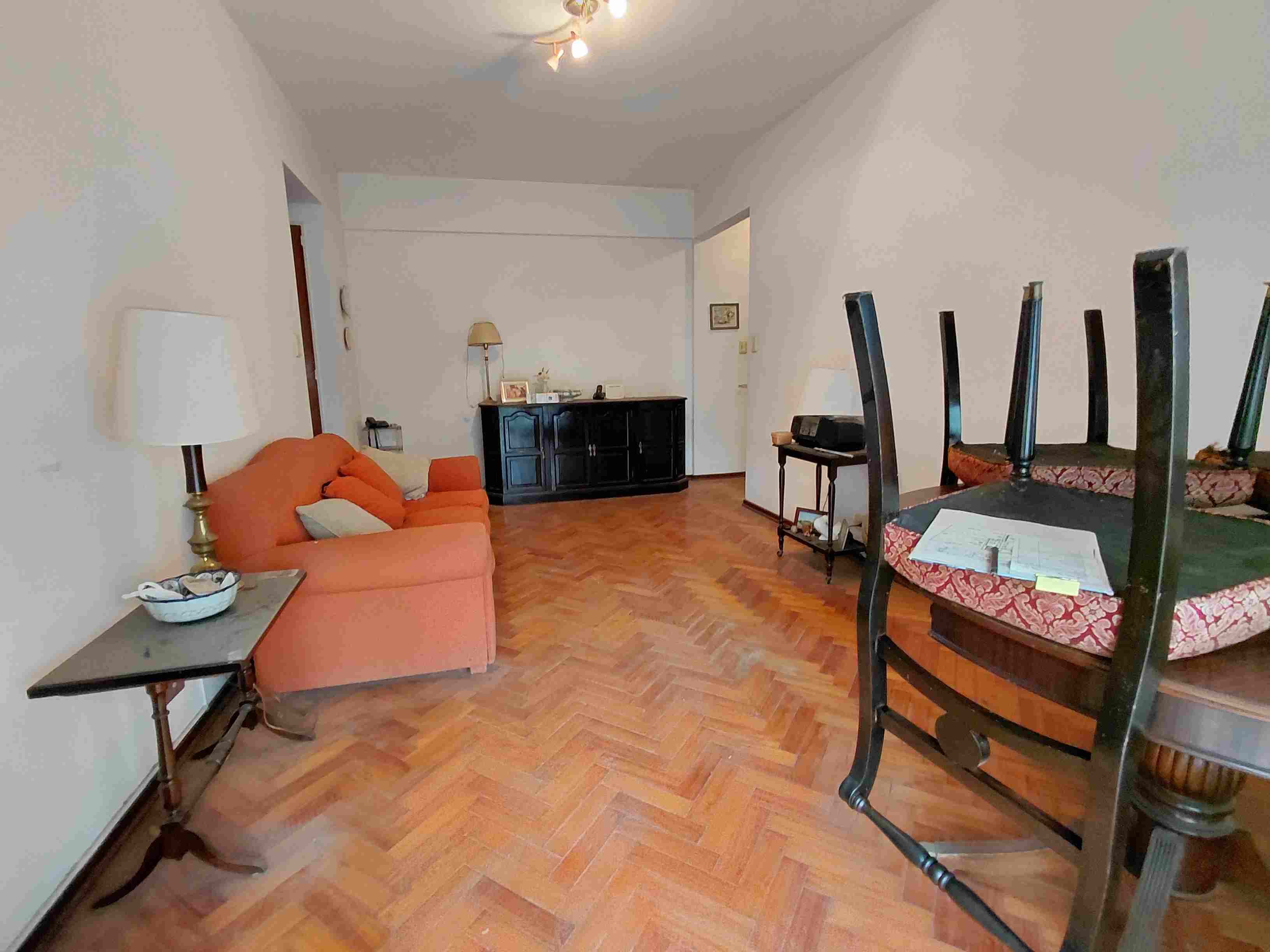 En calle Viel 246/48, piso 4° Dto. B, UF. 9. Se trata de un departamento de dos ambientes al contrafrente en el cuarto piso. Consta de livig-comedor con salida al balcón, dormitorio, baño completo y cocina con acceso a lavadero semicubierto. Todos los ambientes ventilan al exterior. Superficie: Cubierta: 39,99 m2; Semicubierta: 1,60 m2; Balcón: 2,14 m2. Total UF 9: 43,73 m2 Circunscripción: 6, Sección: 40, Manzana: 117, Parcela: 17b