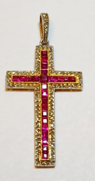UN CRUZ REALIZADA EN ORO Y PLATINO CON DIAMANTES Y RUBIES. PESO 2.6 GRS APROX. INF. LAB. 86782