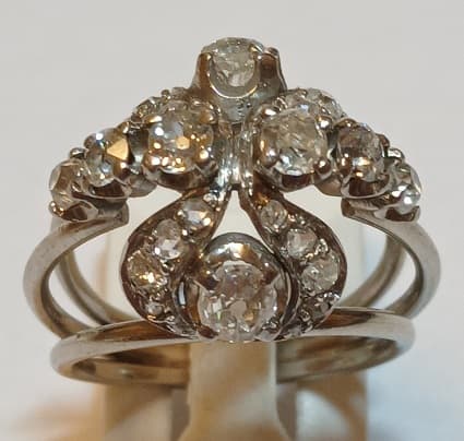 UN ANILLO REALIZADO EN PLATINO CON BRILLANTES (DEF) QTE 0.85 TOTAL APROX. PESO 7.1 GRS. APROX. MEDIDA 11