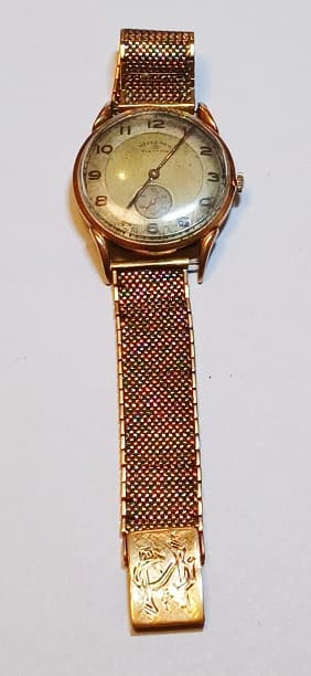 UNA PULSERA REALIZADA EN ORO KTE 18 CON RELOJ CUADRANTE DICE ELECTION GRAND PRIX, PEQUEÑAS ROTURAS EN PULSERA, GRABADOS, PESO TOTAL APROX. 63.1 GRS.