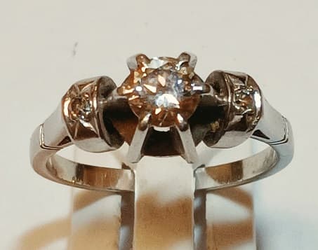UN ANILLO REALIZADO EN PLATINO CON BRILLANTE CENTRAL (DEF) QTE 0.40 APROX Y BRILLANTES LATERALES QTE 0.03 TOTAL APROX. PESO 4.7 GRS GRS APROX. MEDIDA 15