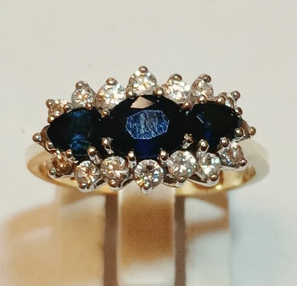UN ANILLO REALIZADO EN ORO KTE 18 Y PLATINO CON BRILLANTES (DEF) QTE 0.35 TOTAL APROX. Y ZAFIROS, PESO 3.8 GRS. MEDIDA 15 INF. DE LAB. 86618