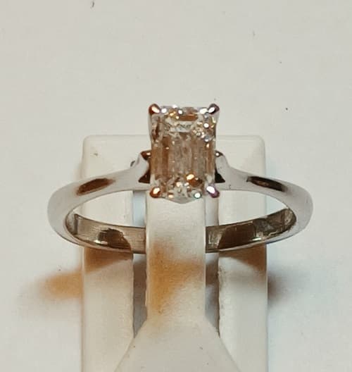 UN ANILLO REALIZADO EN ORO BLANCO KTE 18 CON DIAMANTE QTE 0.60 APROX. PESO 2.8 GRS. APROX. MEDIDA 15