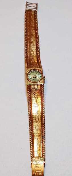UNA PULSERA REALIZADA EN ORO KTE 18 CON RELOJITO CUADRANTE DICE TRESSA, FALTA VIDRIO, GRABADOS, NO FUNCIONA, PESO TOTAL APROX. 36.1 GRS.