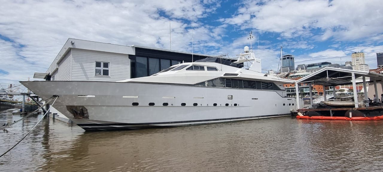 UNA (01) EMBARCACIÓN MARCA AZIMUT MODELO AZ90 - MATRICULA 721935 - BANDERA ISLAS CAIMAN EN FLOTACIÓN, ESLORA DE 90 PIES, ESTADO DE SALA DE MAQUINAS REGULAR- MOTORIZACIÓN INTERNA: DOS (02) MOTORES MARCA MTU, MERCEDES BENZ DE 12 CILINDROS EN "V", DIESEL, TURBO INTERCOOLER CON CAJA REDUCTORA MARCA ZF - DOS GRUPOS GENERADORES MABB: DE MOTOR PERKINS DE 4 CILINDROS, DIESEL CON ALTERNADOR MARCA G&M 30,8 KW, 6 BATERIAS 12V X 210 AH Y 8 BATERIAS DE 12V X 50 AH - 6 TANQUES DE COMBUSTIBLE EN TOTAL - SISTEMA DE REFRIGERACIÓN CENTRAL DE 4 COMPRESORES - DISTRIBUCIÓN: 8 CAMAROTES, 9 BAÑOS, CASCO CON FILTRACIÓN LEVE. PARA NAVEGACIÓN EN ALTAMAR - ESTADO GENERAL REGULAR - FUNCIONAMIENTO SIN CONTROLAR. EL RETIRO DE LA EMBARCACIÓN Y TODOS LOS GASTOS OCASIONADOS SE ENCONTRARAN A CARGO DEL COMPRADOR - LA VENTA SE EFECTUA EXCLUSIVAMENTE CON FINES DE EXPORTACIÓN CONFORME CONDICIONES DE VENTA. SE VENDEN EN EL ESTADO EN QUE SE ENCUENTRAN Y EXHIBEN.