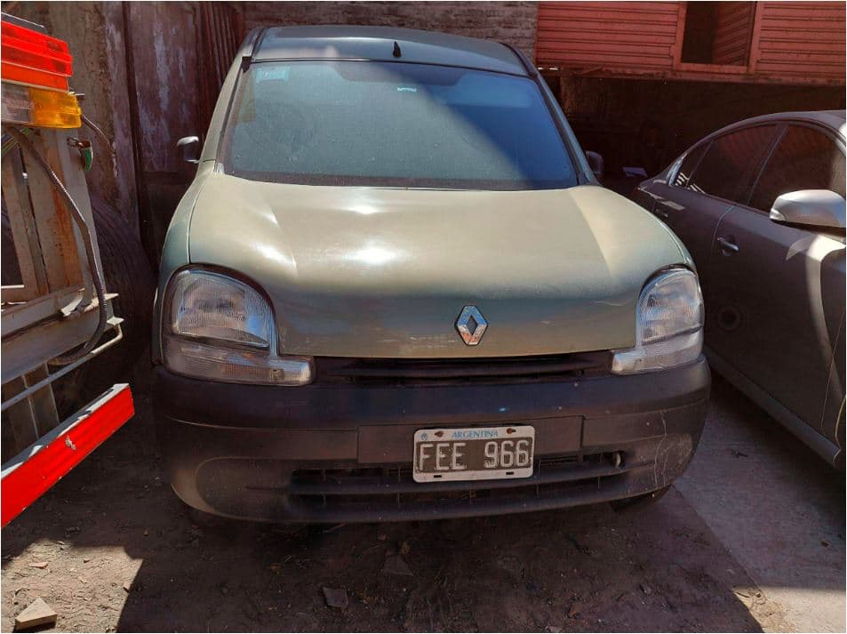 UNA CAMIONETA, USADA, SIN FUNCIONAR, MARCA RENAULT, MODELO KANGOO RT DIE ABCP PLCIZQ, MOTOR NRO. F8QP632UA58900, CHASIS NRO. 8A1KC0J356L656023, MODELO AÑO 2005, TIPO SEDAN 5 PTAS, COMBUSTIBLE DIESEL. POSEE: BOMBA INYECTORA, ALTERNADOR, MOTOR DE ARRANQUE, RADIADOR, SERVO FRENO, TABLERO DE INSTRUMENTOS, ALZA CRISTALES ELÉCTRICOS DELANTEROS, COMPRESOR DE AIRE ACONDICIONADO, CAJA DE VELOCIDADES, DIFERENCIAL, DIRECCIÓN ASISTIDA, DOS PUERTAS LATERALES CORREDIZAS, PORTÓN TRASERO Y CUATRO RUEDAS ARMADAS CON CUBIERTAS DE USO. SIN TAPA DE CILINDROS. LUNETA ROTA. CON DETERIOROS GENERALES, AVERÍAS, DESARMES E INCOMPLETA. DOMINIO FEE 966.