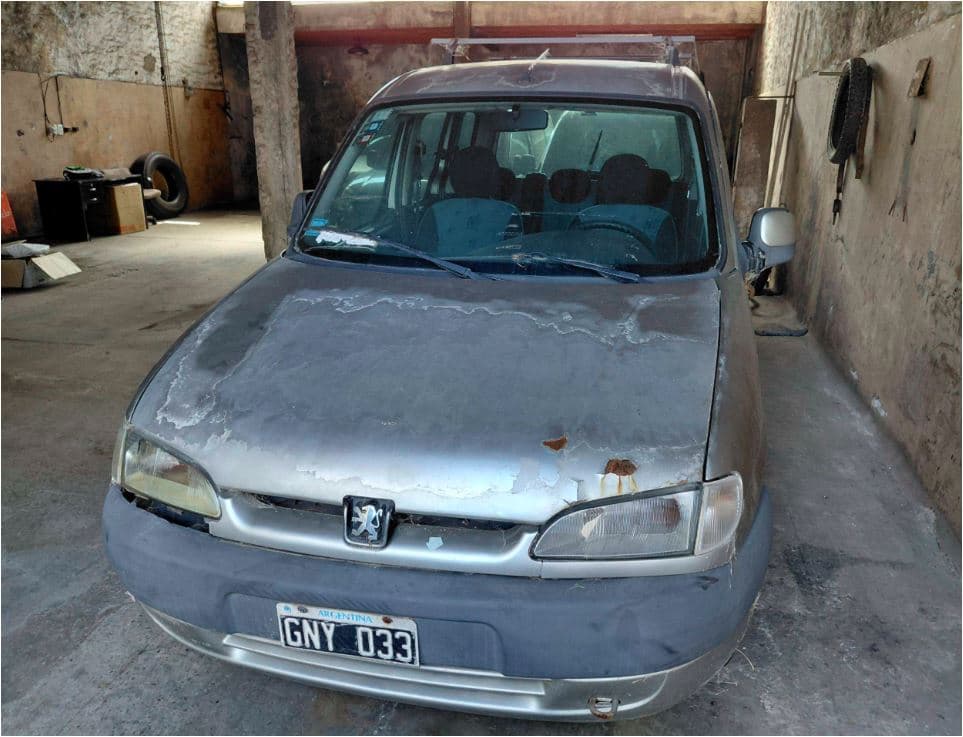 UNA CAMIONETA, USADA, SIN FUNCIONAR, MARCA PEUGEOT, MODELO PARTNER PATAGONICA 1.9D, MOTOR NRO. 10DXBE0034521, CHASIS NRO. 8AD5FWJZE8G518977, MODELO AÑO 2007, TIPO SEDAN 4 PTAS, COMBUSTIBLE DIESEL. POSEE: BOMBA INYECTORA, ALTERNADOR, MOTOR DE ARRANQUE, RADIADOR, SERVO FRENO, TABLERO DE INSTRUMENTOS, CALEFACTOR, ALZA CRISTALES ELÉCTRICOS DELANTEROS, EQUIPO DE AIRE ACONDICIONADO, CAJA DE VELOCIDADES, DIFERENCIAL, DIRECCIÓN ASISTIDA, DOS PUERTAS LATERALES CORREDIZAS, PORTÓN TRASERO Y CINCO RUEDAS ARMADAS CON CUBIERTAS DE USO. CON DETERIOROS GENERALES, AVERÍAS, DESARMES E INCOMPLETA. DOMINIO GNY 033.