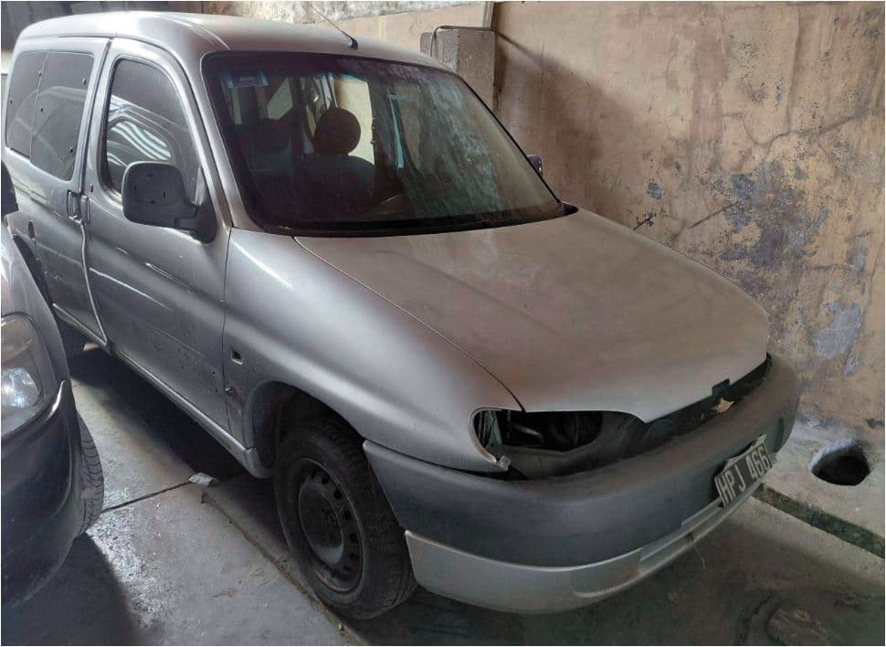 UNA CAMIONETA, USADA, SIN FUNCIONAR, MARCA PEUGEOT, MODELO PARTNER PATAGONICA 1.9D, MOTOR NRO. 10DXBE0052014, CHASIS NRO. 8AD5FWJZE9G511074, MODELO AÑO 2008, TIPO SEDAN 4 PTAS, COMBUSTIBLE DIESEL. POSEE: BOMBA INYECTORA, ALTERNADOR, RADIADOR (INCOMPLETO), SERVO FRENO, TABLERO DE INSTRUMENTOS, ALZA CRISTALES ELÉCTRICOS DELANTEROS, COMPRESOR DE AIRE ACONDICIONADO, CAJA DE VELOCIDADES, DIFERENCIAL, DIRECCIÓN ASISTIDA, DOS PUERTAS LATERALES CORREDIZAS, PORTÓN TRASERO Y CUATRO RUEDAS ARMADAS CON CUBIERTAS DE USO. TAPA DE CILINDRO Y SISTEMA DE ESCAPE DESMONTADOS. CON DETERIOROS GENERALES, AVERÍAS, DESARMES E INCOMPLETA. DOMINIO HPJ 466