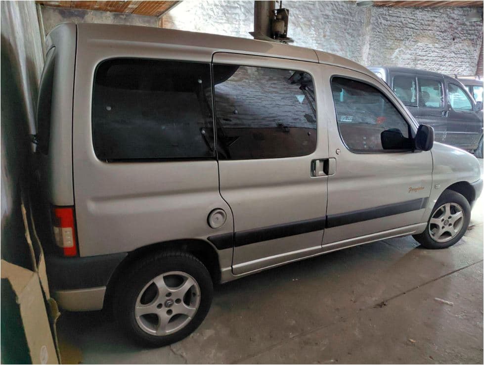 UNA CAMIONETA, USADA, SIN FUNCIONAR, MARCA PEUGEOT, MODELO PARTNER PATAGÓNICA 1.9D, MOTOR NRO. 10DXBE0053629, CHASIS NRO. 8AD5FWJZE9G513982, MODELO AÑO 2008, TIPO SEDAN 4 PTAS, COMBUSTIBLE DIESEL. POSEE: BOMBA INYECTORA, ALTERNADOR, MOTOR DE ARRANQUE, RADIADOR, SERVO FRENO, TABLERO DE INSTRUMENTOS, CALEFACTOR, ALZA CRISTALES ELÉCTRICOS DELANTEROS, CALEFACTOR, EQUIPO DE AIRE ACONDICIONADO, CAJA DE VELOCIDADES, DIFERENCIAL, DIRECCIÓN ASISTIDA, DOS PUERTAS LATERALES CORREDIZAS, PORTÓN TRASERO Y CUATRO RUEDAS ARMADAS CON CUBIERTAS DE USO. CON DETERIOROS GENERALES, AVERÍAS, DESARMES E INCOMPLETA. DOMINIO HPJ 467.