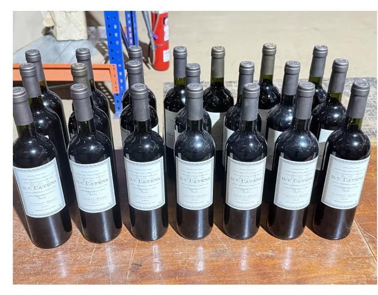 87 BOTELLAS DE VINO SEGÚN DETALLE: 48 BOTELLAS DE VINO MARCA DV CATENA CABERNET-MALBEC 2018 DE 750ml – 21 BOTELLAS DE VINO MARCA: DV CATENA – CABERNET-MALBEC 2021 DE 750ML – 4 BOTELLAS DE VINO MARCA: DV CATENA – MALBEC-MALBEC 2017 DE 750ML – 1 BOTELLAS DE VINO MARCA: DV CATENA - SYRAH-SYRAH 2021 DE 750ML – 7 BOTELLAS DE VINO MARCA DV CATENA CABERNET-MALBEC 2019 DE 750ml – 6 BOTELLAS DE VINO MARCA DV CATENA CABERNET MALBEC 2018 DE 750mlTRIBUTAN IVA ALÍCUOTA 21% - SE VENDEN EN EL ESTADO EN EL QUE SE ENCUENTRAN Y EXHIBEN 21042GSM000007 - 21042GSM000014 – 21042GSM000117 - 23042GSM000712