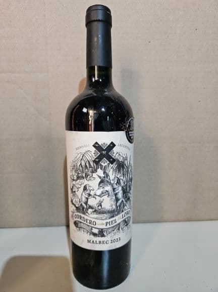 90 BOTELLAS DE VINO CON LA INSCRIPCION CORDERO PIEL DE LOBO MALBEC 750 ML -2023 - TRIBUTAN IVA ALICUOTA 21% - SE VENDE EN EL ESTADO EN EL QUE SE ENCUENTRA Y EXHIBE 24042GSM000404
