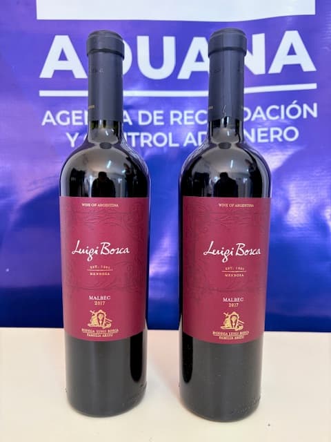 125 BOTELLAS DE VINO SEGÚN DETALLE: - 24 BOTELLAS DE VINO ESPUMANTE CON INSCRIPCIÓN “CONCHA Y TORO RESERVADO EXTRA BRUT 2019” DE 750ML- 12 BOTELLAS DE VINO CON INSCRIPCIÓN “LUIGI BOSCA MALBEC 2017” DE 750ML - 12 BOTELLAS DE VINO CON INSCRIPCIÓN “LORCA POÉTICO MALBEC 2014” DE 750ML - 18 BOTELLAS DE VINO CON INSCRIPCIÓN “DOÑA PAULA ESTATE MALBEC 2018” DE 750ML - 6 BOTELLAS DE VINO CON INSCRIPCIÓN “RESERVA DEL FIN DEL MUNDO MALBEC 2018” DE 750ML - 29 BOTELLAS DE VINO CON INSCRIPCIÓN “LA LINDA MALBEC 2018” DE 750ML - 6 BOTELLAS DE VINO CON INSCRIPCIÓN “ZUCCARDI Q MALBEC 2017” DE 750ML - 6 BOTELLAS DE VINO CON INSCRIPCIÓN “ZUCCARDI Q TEMPRANILLO 2014” DE 750ML - 6 BOTELLAS DE VINO CON INSCRIPCIÓN “ALAMOS RESERVE MALBEC 2016” DE 750ML - 2 BOTELLAS DE VINO CON INSCRIPCIÓN “SALENTEIN RESERVE MALBEC 2018” DE 750ML - 2 BOTELLAS DE VINO CON INSCRIPCIÓN “FELINO MALBEC 2018” DE 750ML - 1 BOTELLA DE VINO CON INSCRIPCIÓN “COLOMÉ ESTATE MALBEC 2016” DE 750ML - 1 BOTELLA DE VINO CON INSCRIPCIÓN “COLOMÉ ESTATE MALBEC 2017” DE 750ML TRIBUTAN IVA ALÍCUOTA 21% - SE VENDEN EN EL ESTADO EN EL QUE SE ENCUENTRAN Y EXHIBEN 20082GSM000067