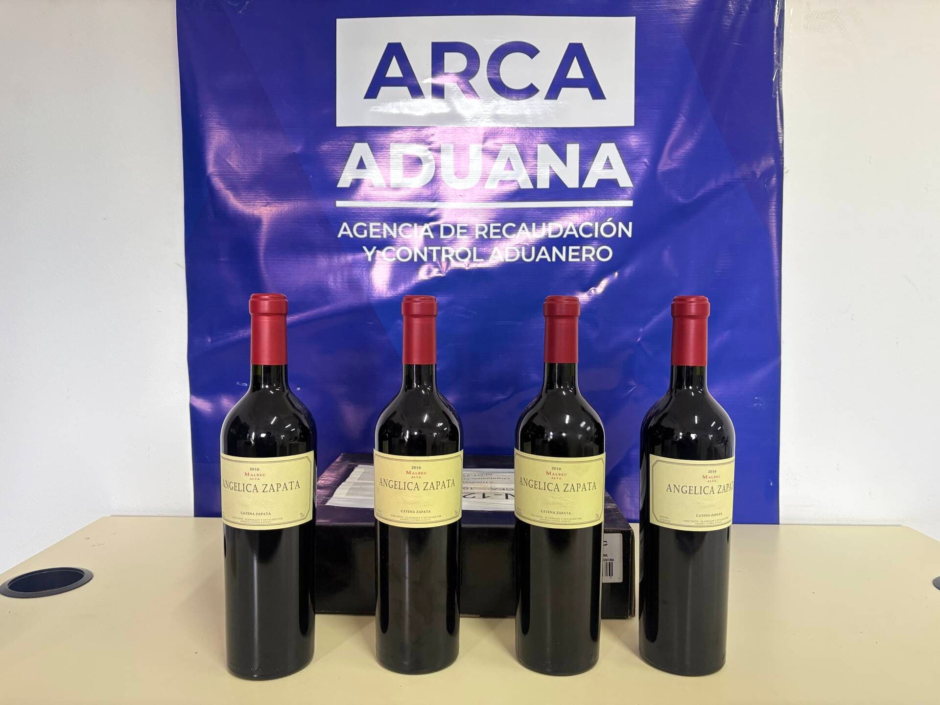 12 BOTELLAS DE VINO SEGÚN DETALLE: - 4 BOTELLAS DE VINO CON INSCRIPCIÓN “ANGELICA ZAPATA MALBEC ALTA 2016” DE 750ML ACONDICIONADO EN CAJA NEGRA - 8 BOTELLAS DE VINO CON INSCRIPCIÓN “ANGELICA ZAPATA MALBEC ALTA 2017” DE 750ML C/U ACONDICIONADOS EN CAJA DE MADERA X4.TRIBUTAN IVA ALÍCUOTA 21% - SE VENDEN EN EL ESTADO EN EL QUE SE ENCUENTRAN Y EXHIBEN 21082GSM000099 - 21082GSM000214