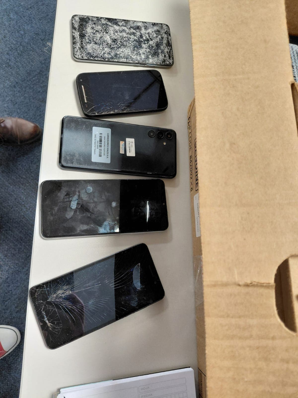 UN LOTE INTEGRADO POR APROXIMADAMENTE CIENTO VEINTE (120) ELEMENTOS Y RESTOS DE ELEMENTOS DE MATERIALES VARIOS A SABER: CONTROL DE ACCESO, TELEFONÍA MÓVIL, TELEFONÍA IP ,EQUIPOS DE RESPALDO DE ENERGÍA, TELÉFONOS CELULARES MARCA SAMSUNG, MODELOS GALAXY A03, GALAXY A22, GALAXY A15, GALAXY A12, GALAXY A20, GALAXY A04, GALAXY A04S, GALAXY A72, GALAXY A2, GALAXY J5 PRIME, GALAXY J7 PRIME, GALAXY J6, J2, J4, SM J410G, SM J730F/DS, SM A047M, SM G532M Y OTROS, IDENTIFICADOS MEDIANTE IMEI Y/O NÚMERO DE SERIE R8MT400A1VH, R9MT300N4PJ, R9MT300E6KJ, R8MT4009L0K, R9MT300E4PJ, R8MT400327V, R9MT300E4NJ, R9MT300DX1J, R9MT300KK3J, R9MT300E4EJ, R8MT4009ESH, R8MT3023VBA, R9MT300KFVJ, R9MT300DWMJ, R9MT300KWCJ, R9MT300L6EJ, R28KC0P5XHJ, RF8K40QN05M, R9MT300LWEJ, R58W202ST7D, R28K528SHGR, R28KC0L2VBL, R9MT300LFVJ, R9MW501QTCH, RF8X90G9C6F, RF8X90G9CCR, R8MT4008VSX, R8MT40034EZ, R58RC3FG6EJ, R28K91L4NXV, R28K710G4NB, R9MT300E3MJ, R8MT4009W6F, R8MT4003X4T, R8MT400A7GM, R8MT200GB0Y, R28M50NZJAY, R58R76T794P, R58T10TBRDD, R58M7970WJH, R58TA2BAW1H, R58R77D9DNE, R28K51EBAET, R8MT4008LFW, R58R76T9B7X, R8MT4003TTX, R8MT4008KNN, R58W1186ZGE, R58W202RREN, R9MT200VACJ Y R28K80DV3L; TELÉFONOS CELULARES MARCA MOTOROLA, MODELOS MOTO G22, MOTO G31, MOTO G7 POWER, MOTO E XT1527 Y MOTO E6 PLAY, IDENTIFICADOS MEDIANTE IMEI Y/O NÚMEROS DE SERIE ZT3229NNZG, ZT322BGTRM, ZT3229R4T6, ZT322BJZDT, ZT322BGRFK, ZY22FHRDVR, ZT3229NLM4, ZY22FHV25X, ZY22FM7VR9, ZT3229QXX5, ZT322BJZCC, ZT3229R2W7, ZY22FF7DQQ, ZY22FF8N52, ZY22FM9NHD, ZY22FKNR9T, ZY22FKRK8M, ZY22FHV57J, ZY22FHTZTQ, ZY22FM7VJ8, ZY22FM9LSQ, Q80CBN25V6, ZT3229LQ6C, UE6CSG42KM, ZT2222D6L2, ZE2224K67T, ZT3229BJ3L, ZY22FHRCHC, ZY22FKRK5B, ZY22FKNR5J, ZY22FM7T8Z, ZY22FF232K, ZY22FGJSMF Y ZY22FMFFQK; TELÉFONOS CELULARES MARCA HUAWEI, MODELOS P SMART, CAM L03 Y FIG LX3, IDENTIFICADOS MEDIANTE IMEI Y/O NÚMEROS DE SERIE NSXJA17B23000360, NSXJA17B23003381, NSXJA17B23003498, NSXJA17B23002872, NSXJA17B23003382, NSXJA17B23000364, SXJA17B23003457, TSFJA18411017296 Y OTROS; TELÉFONOS CELULARES MARCA TCL, MODELO 30 SE, IDENTIFICADOS MEDIANTE IMEI Y/O NÚMEROS DE SERIE K7CEQG695TJZ5LQW Y SIN IDENTIFICAR; RELOJES BIOMÉTRICOS MARCA ANVIZ, MODELO EP300 PRO, NROS. DE SERIE 730200022240745, 730200022240716, 730200022240763, 730200022240650, 730200000000000, 730200000000000, 730200000000000, 730200000000000, 730200022240816, 730200022240637, 730200022240669, 730200022240723, 730200022240739, 730200022240641 Y 730200022240766; RELOJ BIOMÉTRICO SIN IDENTIFICAR, MODELO FINGERPRINT TIME ATTENDANCE, N.º DE SERIE 2925883020151; TELÉFONO IP MARCA GRANDSTREAM, MODELO GXP1625, N.º DE SERIE 22MT9VCG50959017; UNIDAD DE ENERGÍA ININTERRUMPIDA (UPS) MARCA LYONN, MODELO CTB 800V, N.º DE SERIE 310038657DB9382500752; Y UNIDAD DE ENERGÍA ININTERRUMPIDA (UPS) MARCA LYONN, MODELO DESIRE 500V, N.º DE SERIE 131709501389. MATERIAL FUERA DE USO, CONDICIÓN REZAGO. VENTA POR LOTE. SE VENDEN EN EL ESTADO QUE SE ENCUENTRAN Y EXHIBEN.-