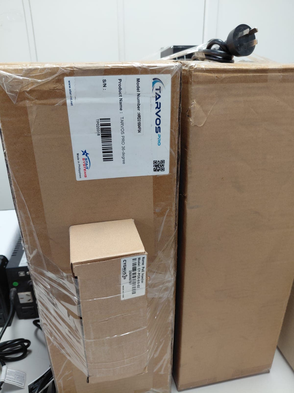 UN LOTE INTEGRADO POR DOS (2) ANTENAS RFID, MARCA TARVOS, MODELO PRO 36 DEGREES, N.º DE SERIE TP020318, CON FUENTE SWITCHING; Y ANTENA RFID MARCA TARVOS, MODELO PRO 36 DEGREES, N.º DE SERIE TP020406, CON FUENTE SWITCHING. MATERIAL FUERA DE USO, CONDICIÓN REZAGO. VENTA POR LOTE. LOS BIENES FUERON EXHIBIDOS EN CAJA CERRADA, SIN PRUEBA DE FUNCIONAMIENTO NI VERIFICACIÓN DE SUS COMPONENTES INTERNOS. SE VENDEN EN EL ESTADO EN QUE SE ENCUENTRAN Y EXHIBEN.-
