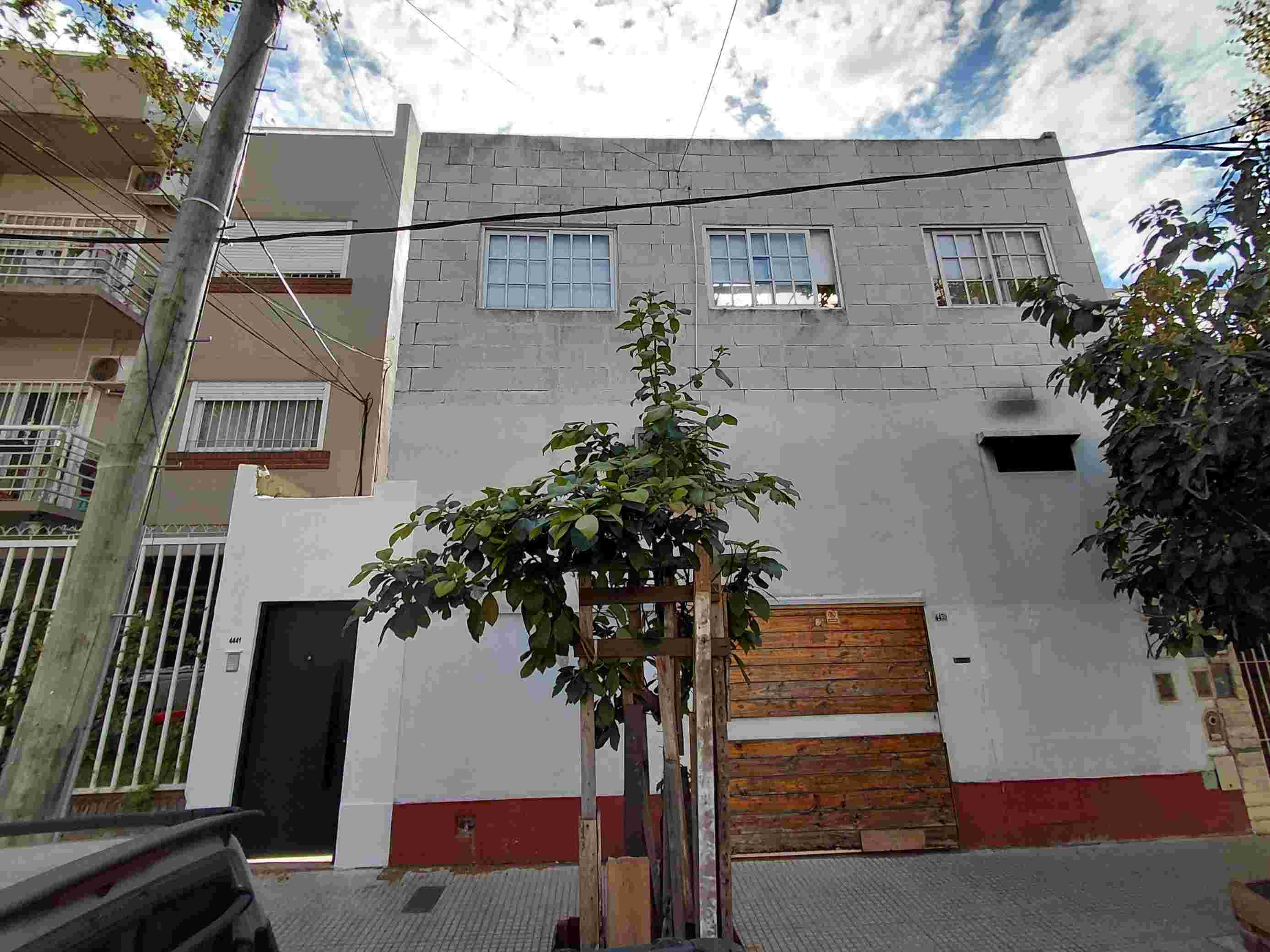 Se trata del 50% indiviso del inmueble ubicado en calle Cap. Gral. Ramon Freire 4439/41, planta baja, UF. 3, C.A.B.A. El acceso a la unidad se realiza por el Nro. 4441, a través de un pasillo de uso común descubierto. Se trata de un departamento interno que cuenta con: patio con lavadero, dos ambientes, baño con espacio para ducha y cocina. Superficies: Cubierta: 33,59 m2; semicubierta: 2,71 m2; descubierta: 13,04 m2. Total UF 3: 49,34 m2. Circunscripción: 16, Sección: 43, Manzana: 87, Parcela: 7 IMPORTANTE “PARTE INDIVISA”: Cuando se vende una “parte indivisa”, se trata de una porción respecto del todo, no se trata de una parte física del inmueble, el comprador adquiere la porción subastada y resulta ser condominio de lo/los titulares de las otras partes.
