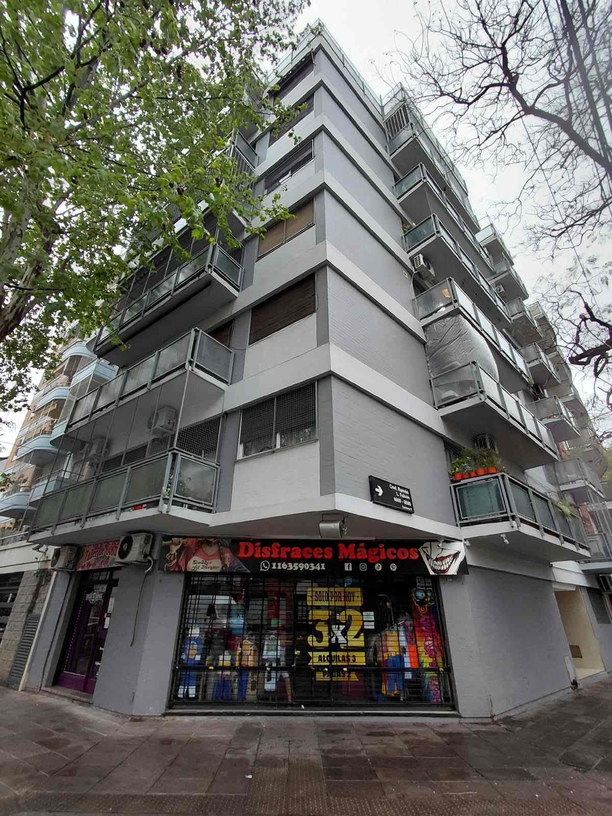 Calle Cullen 5385/99, piso 4 Dto C, UF. 26, C.A.B.A. Se trata del 62,50% indiviso de se trata de un departamento interno de tres ambientes, ubicado en el cuarto piso e identificado internamente con la letra “C”. Se compone de hall de acceso, cocina con salida a lavadero semicubierto, living-comedor, paso distribuidor desde el cual se articulan dos dormitorios y baño completo con bañera. Superficie: Cubierta: 60,97m2; semicubierta: 2,60m2. Total UF26: 63,57m2 Circunscripción: 16, Sección: 63, Manzana: 90, Parcela: 13A IMPORTANTE “PARTE INDIVISA”: Cuando se vende una “parte indivisa”, se trata de una porción respecto del todo, no se trata de una parte física del inmueble, el comprador adquiere la porción subastada y resulta ser condominio de lo/los titulares de las otras partes.