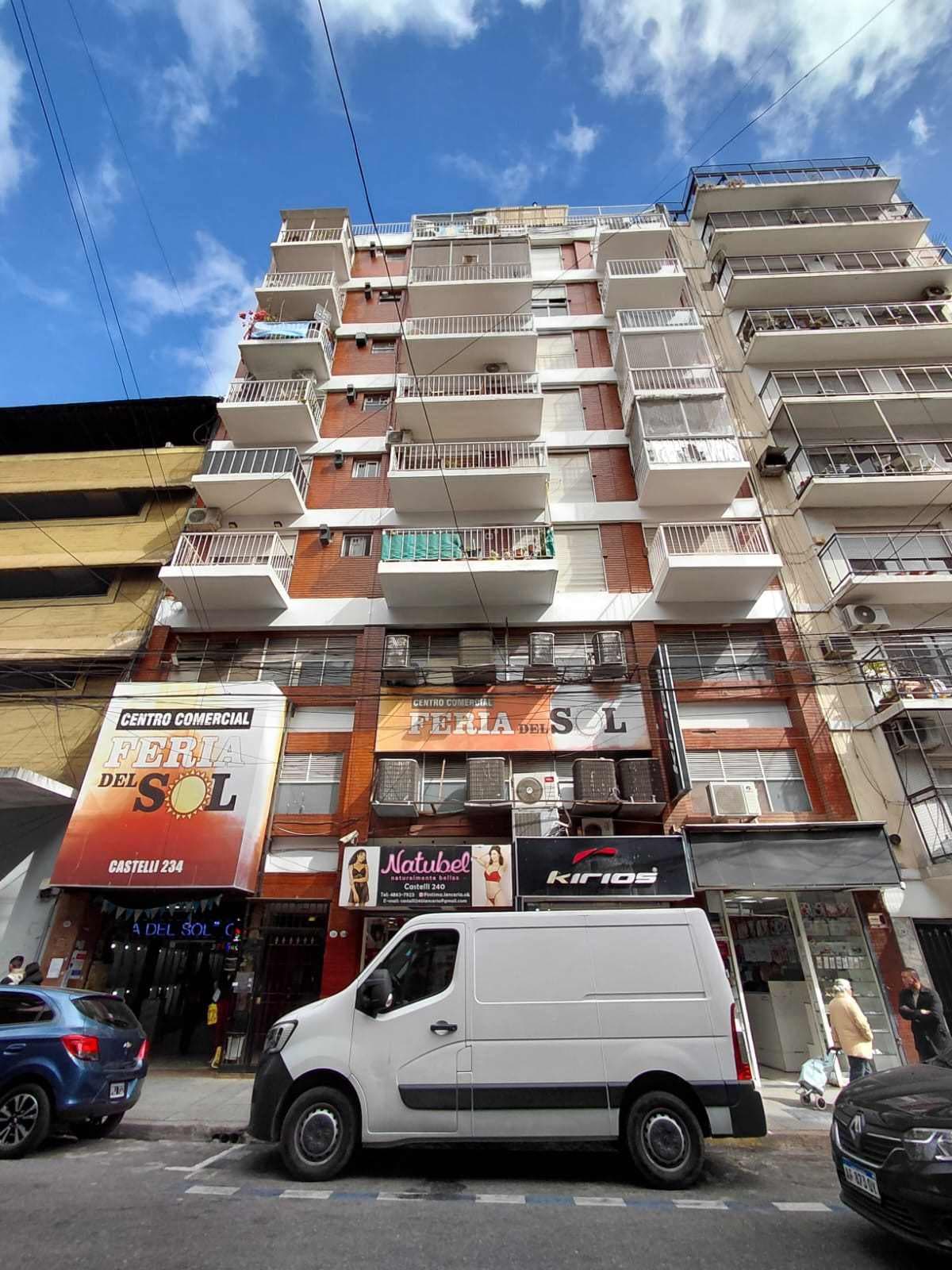 En calle Castelli 234/50, piso 8 Dto. C, UF. 51, C.A.B.A. se trata de un departamento de dos ambientes ubicado en el octavo piso, identificado internamente con la letra “C”. Consta de hall de ingreso, living-comedor y cocina, ambos sectores con acceso independiente al lavadero semicubierto, que posee cerramiento lateral de carpintería metálica con paños vidriados. Asimismo, cuenta con baño equipado con bañera y dormitorio con salida a balcón ubicado al frente del edificio. Superficie: Cubierta: 39,32 m2; semicubierta: 3,21 m2; balcón: 2,79 m2. Total UF: 45,32m2 Circunscripción: 11, Sección: 9, Manzana: 3, Parcela: 10.