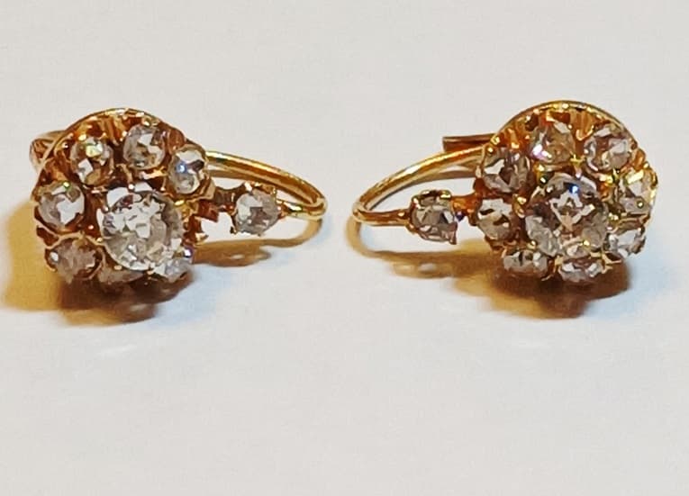UN PAR DE AROS REALIZADOS EN ORO KTE 18 CON BRILLANTES 0.45 TOTAL APROX. Y DIAMANTES, FALTA PIEDRA, PESO 3.2 GRS APROX.