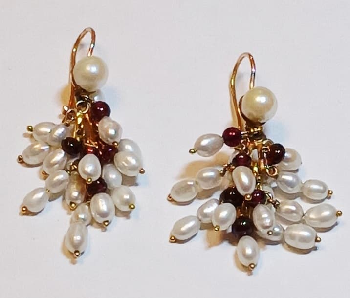UN PAR DE AROS REALIZADOS EN ORO KTE 18 CON PERLAS DE CULTIVO Y PERLAS BARROCAS CON PIEDRAS DE COLOR SIN POSIBILIDAD DE DETERMINAR, PESO TOTAL APROX. 10.8 GRS