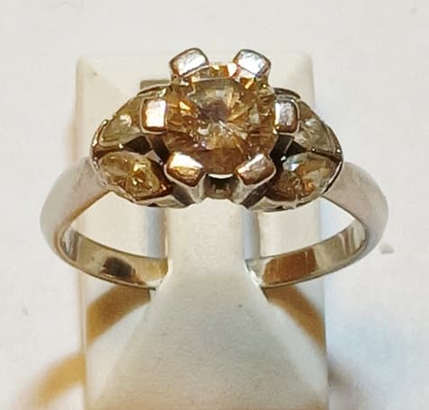 UN ANILLO REALIZADO EN PLATINO CON BRILLANTE CENTRAL QTE 0.65 APROX. Y BRILLANTES LATERALES QTE 0.15 TOTAL APROX. PESO APROX. 3.8 GRS. MEDIDA 16