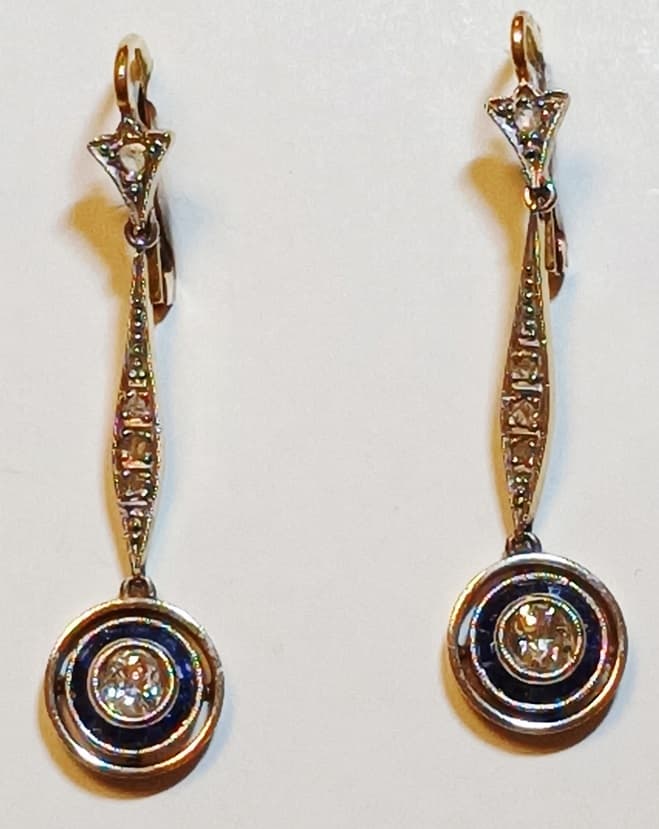 UN PAR DE AROS REALIZADOS EN ORO KTE 18 Y PLATINO CON BRILLANTES (DEF) QTE 0.25 TOTAL APROX. DIAMANTES Y PIEDRAS AZULES SIN POSIBILIDAD DE DETERMINAR PESO APROX. 6.4 GRS.