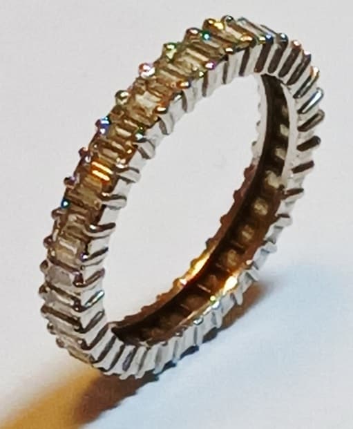 UN ANILLO REALIZADO EN PLATINO CON DIAMANTES TALLA BAGUETTE QTE 1.20 TOTAL APROX. PESO APROX. 3.3 GRS. MEDIDA 14